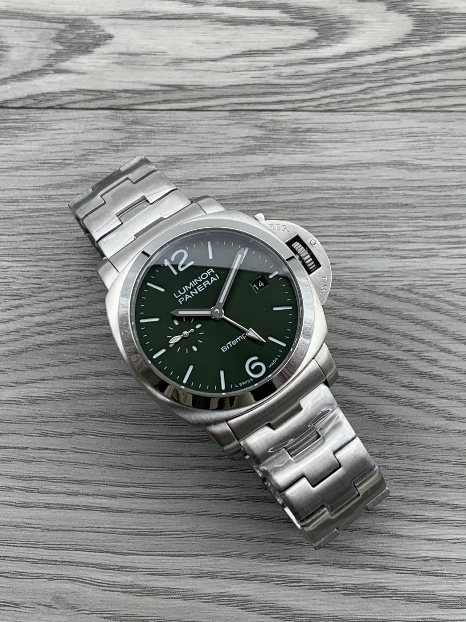 2-320.jpg Panerai Luminor Men's 44mm Super Clone Luxury Replica Watch 1131677443 - interior view | Luminor