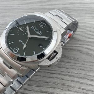 Panerai Luminor Men's 44mm Super Clone Luxury Replica Watch 1131677443 - close-up | Luminor
