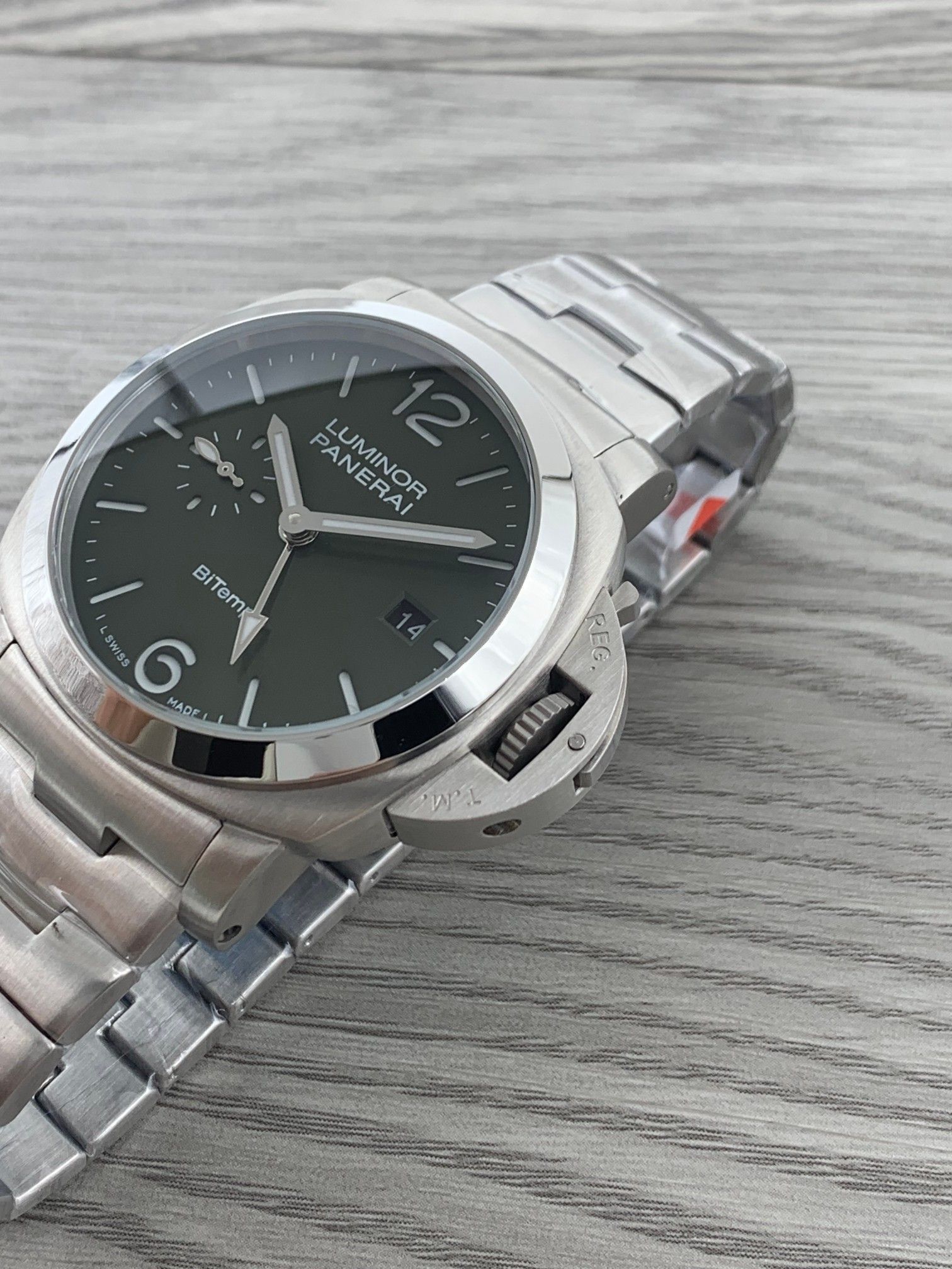 4-320.jpg Panerai Luminor Men's 44mm Super Clone Luxury Replica Watch 1131677443 - close-up | Luminor